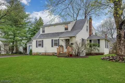 17 Vale Dr, Mountain Lakes, NJ 07046