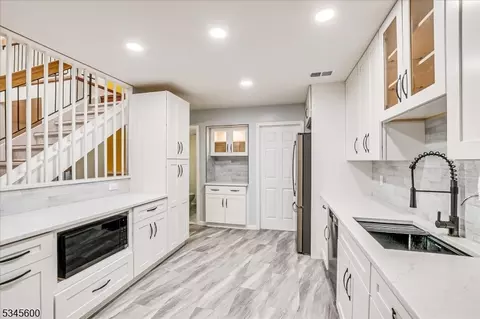 39 Denise Dr, Edison, NJ 08820 photo 5
