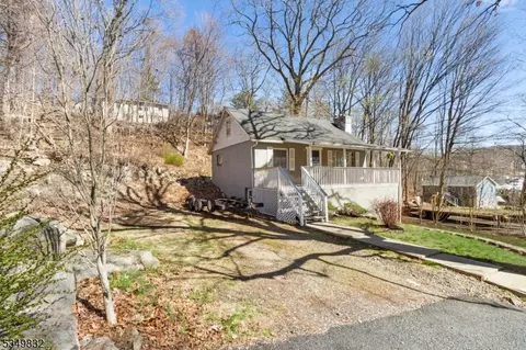 13 Cove Rd, Lake Hopatcong, NJ 07849
