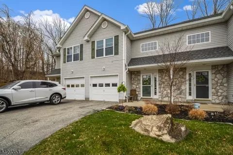 18 Beechmont Ter, Hamburg, NJ 07419