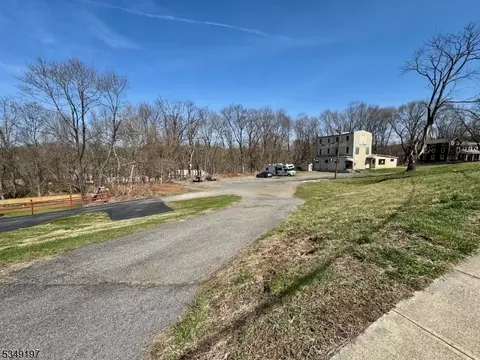 43 E Grand St, Hampton Boro, NJ 08827