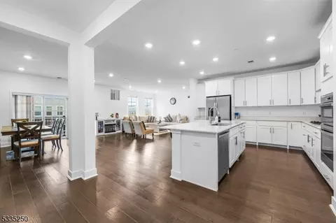 10 Veterans Way #221, Morris Plains, NJ 07950