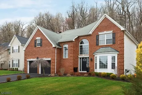 14 Red Bud Ln, Green Brook, NJ 08812
