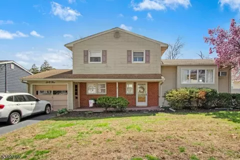 65 Richard St, Clark, NJ 07066