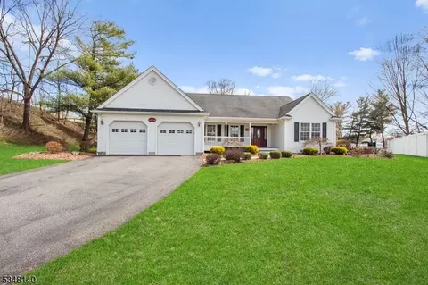6 Carriage Ct, Pompton Plains, NJ 07444