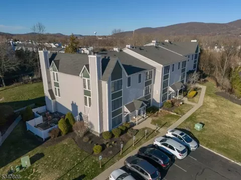 94 Burlington Ct, Hamburg, NJ 07419