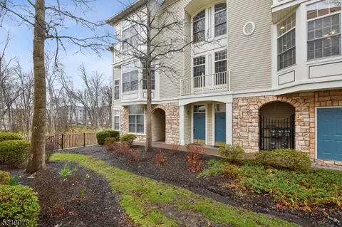 606 Kensington Ln, Livingston, NJ 07039