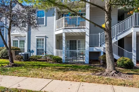 29 Chelsea Ct, Franklin Park, NJ 08823