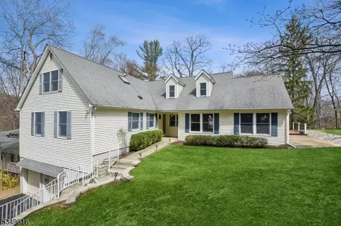 10 Crestview Ct W, Morris Plains, NJ 07950