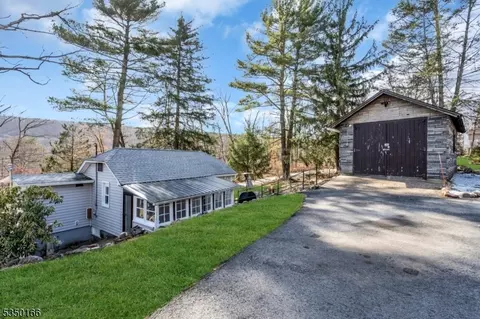 18 Pioneer Trl, Oak Ridge, NJ 07438