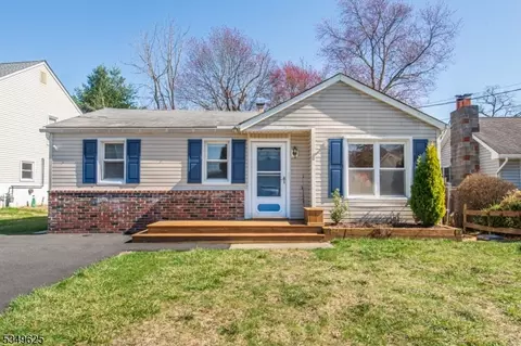 10 Cypress Rd, Lake Hopatcong, NJ 07849