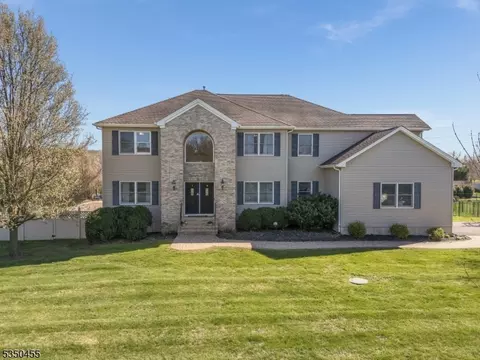 206 Robin Ct, Stewartsville, NJ 08886