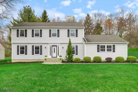 100 Cottage Pl, Gillette, NJ 07933