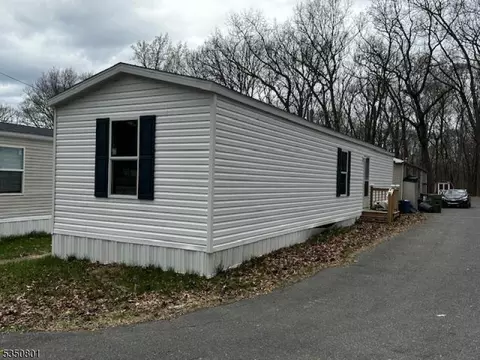 8 Hillside Vlg, Oxford, NJ 07863