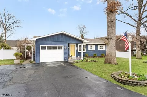 31 Belton St, Stanhope, NJ 07874