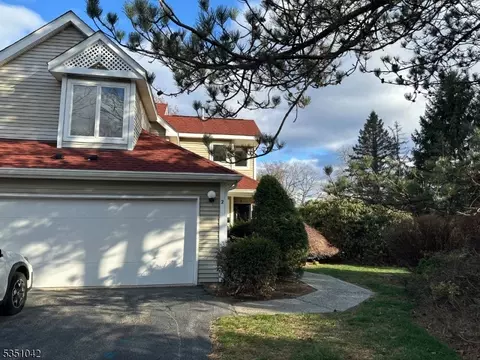 2 Red Oak Ter, Oak Ridge, NJ 07438