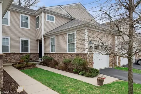16 Mc Nish Way, Caldwell, NJ 07006
