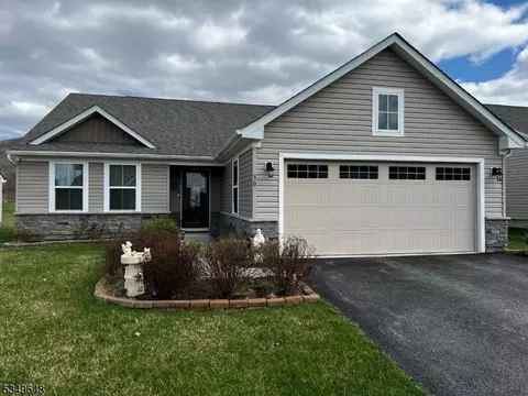 30 Lam Dr, Hamburg, NJ 07419