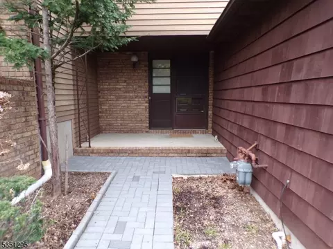 4 Heritage Ct, Morris Plains, NJ 07950