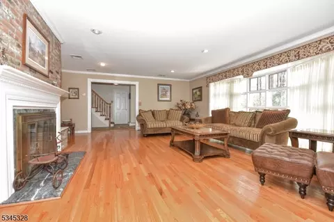457 Laurel Ln, Kinnelon, NJ 07405 photo 4