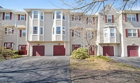 41 Winged Foot Ln, Washington, NJ 07882