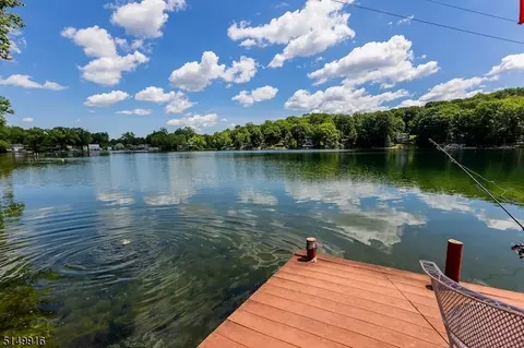 2 Lake Grinnell Ln, Sparta, NJ 07871