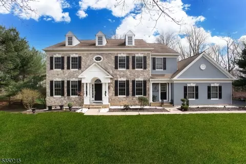 9 Oak Ln, Green Brook, NJ 08812