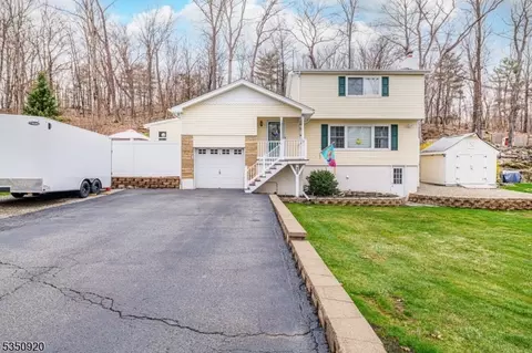 20 Baldwin Dr, West Milford, NJ 07480