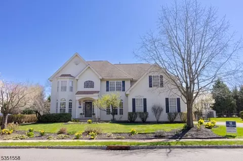 28 Valley Wood Dr, Somerset, NJ 08873