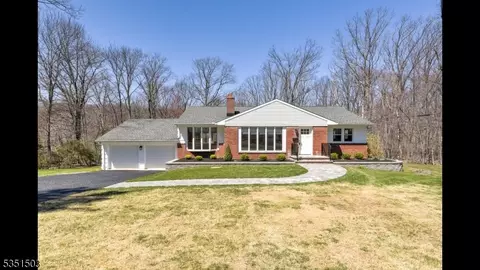 18 Lakeview Dr, Kinnelon, NJ 07405
