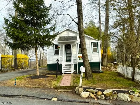 163 Monroe Trl, Hopatcong, NJ 07843