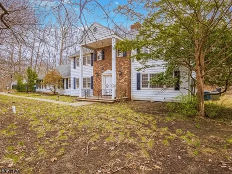 4 Twin Hills Dr, Boonton Twp, NJ 07005
