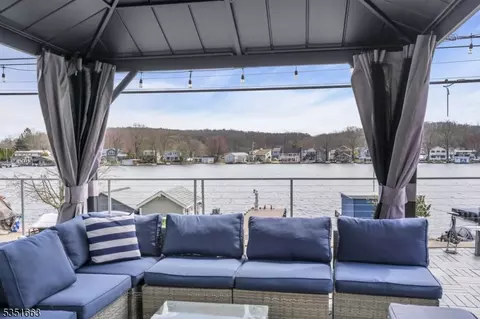 33 S Lakeside Ave, Lake Hopatcong, NJ 07849