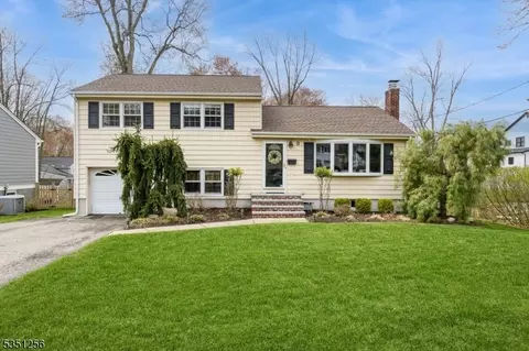 8 Hampton Ter, Livingston, NJ 07039