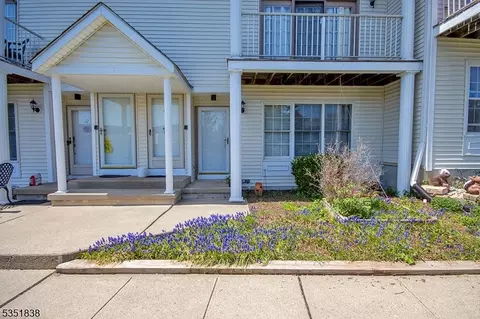 10 Amherst Ct #10, Hamburg, NJ 07419