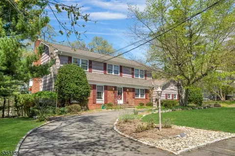 8 Twin Brook Rd, West Caldwell, NJ 07006