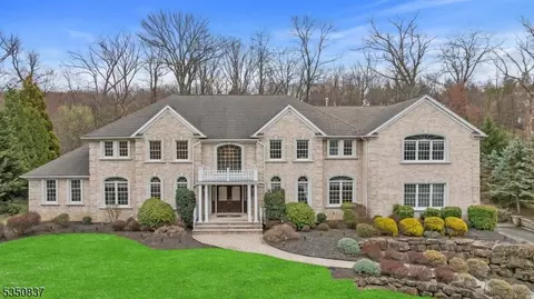 33 Windridge Dr, Caldwell, NJ 07006