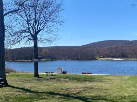 82 E Shore Dr, Newton, NJ 07860