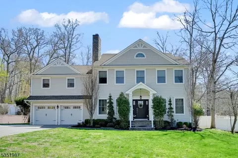 54 Calumet Ave, Oakland, NJ 07436