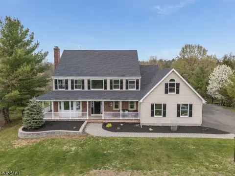 18 Wedgewood Dr, Clinton Twp, NJ 08801