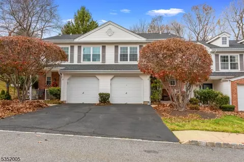 4 Magnolia Ln, Mount Arlington, NJ 07856
