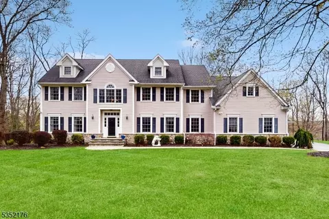 2 Farmhouse Ln, Mendham, NJ 07945