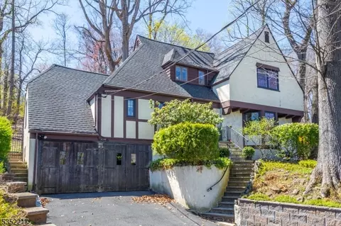 41 Stocker Rd, Verona, NJ 07044