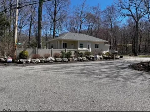 86 Dunham Rd, Hewitt, NJ 07421