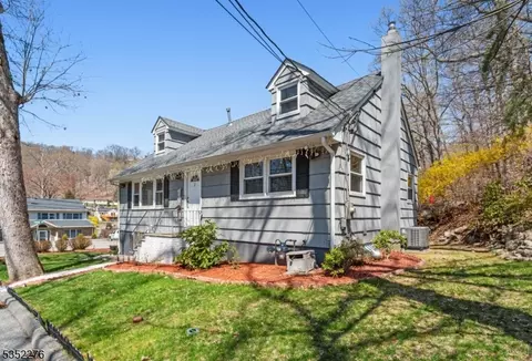 2 Oakwood Dr, Ringwood, NJ 07456