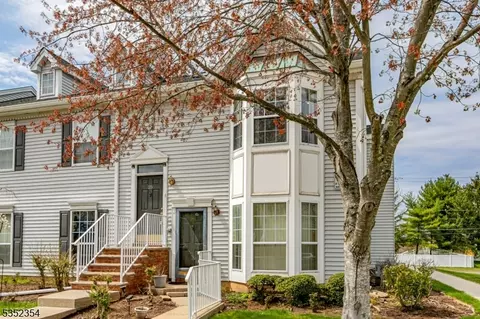 25 Columbus Dr, Franklin Park, NJ 08823