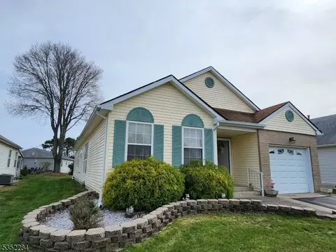 25 Portsmouth Dr, Toms River, NJ 08757