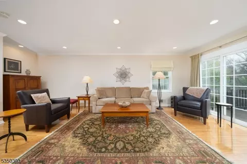 17 Pilgrim Ct, Morristown, NJ 07960