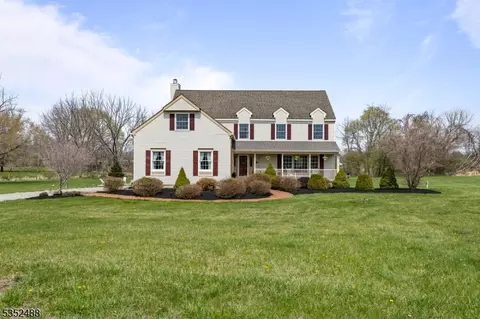 1 Pinewood Ln, Washington, NJ 07882