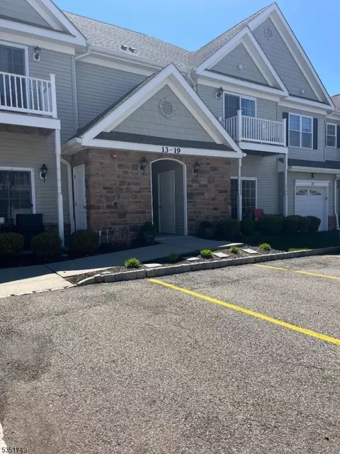 19 Dogwood Ln #19, Haskell, NJ 07420